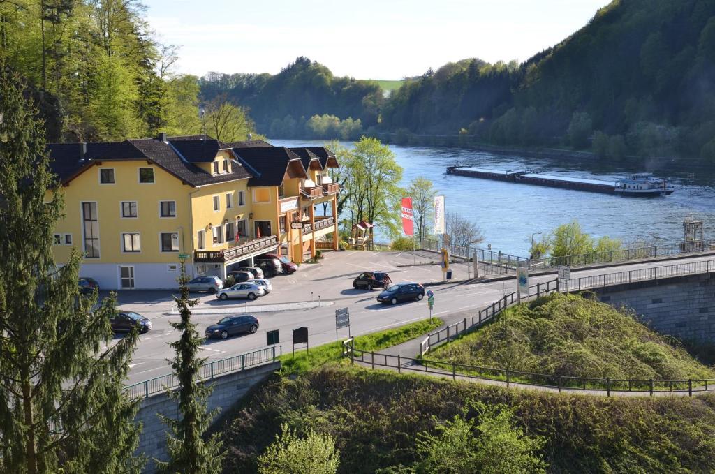 Gasthof Zur Donaubruecke Ardagger Markt Luaran gambar