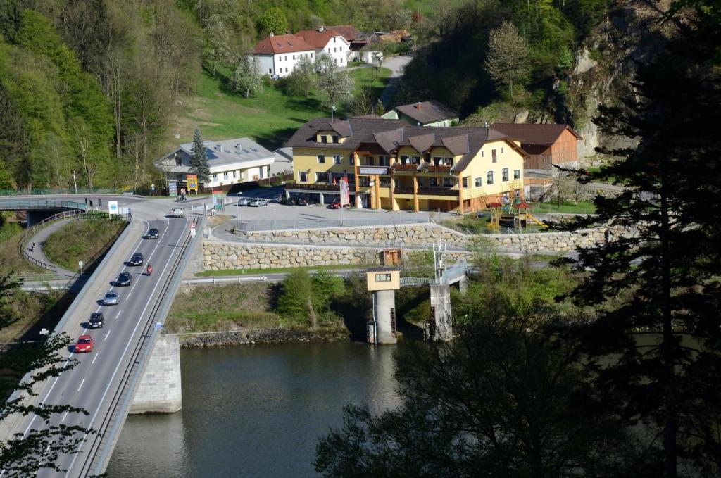 Gasthof Zur Donaubruecke Ardagger Markt Luaran gambar
